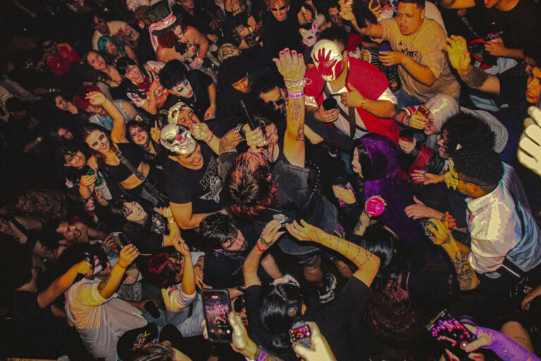Multidão fantasiada de braços erguidos — Sad Baile Joker, Halloween em São Paulo, 17/10/2026