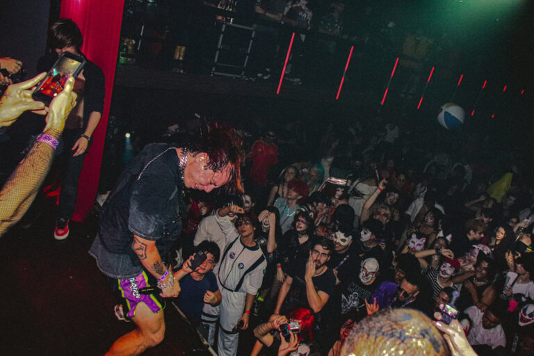 Rapper se abaixa para tocar a mão do público — Sad Baile Joker, Halloween em São Paulo, 17/10/2026
