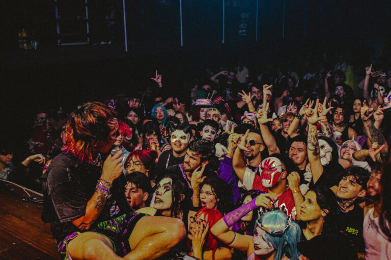 Rapper sentado na frente do palco com o público em volta — Sad Baile Joker, Halloween em São Paulo, 17/10/2026