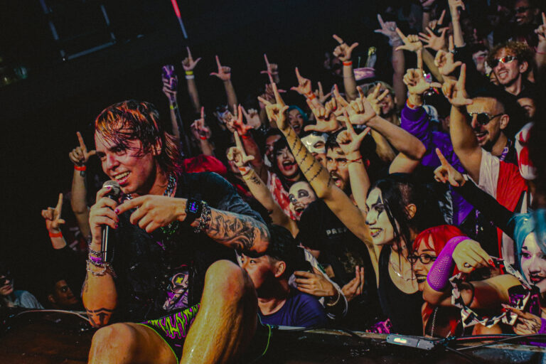 Rapper canta deitado com o público fazendo chifrinho — Sad Baile Joker, Halloween em São Paulo, 17/10/2026