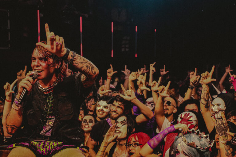 Rapper canta junto ao público de mãos levantadas — Sad Baile Joker, Halloween em São Paulo, 17/10/2026