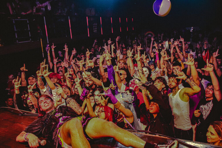 Pista lotada de braços para o alto com bola de praia — Sad Baile Joker, Halloween em São Paulo, 17/10/2026