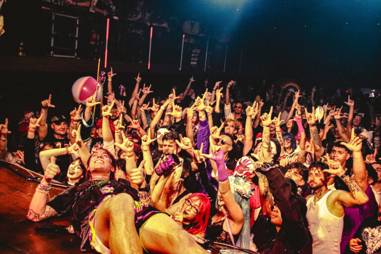 Multidão animada com bolas de praia no ar — Sad Baile Joker, Halloween em São Paulo, 17/10/2026
