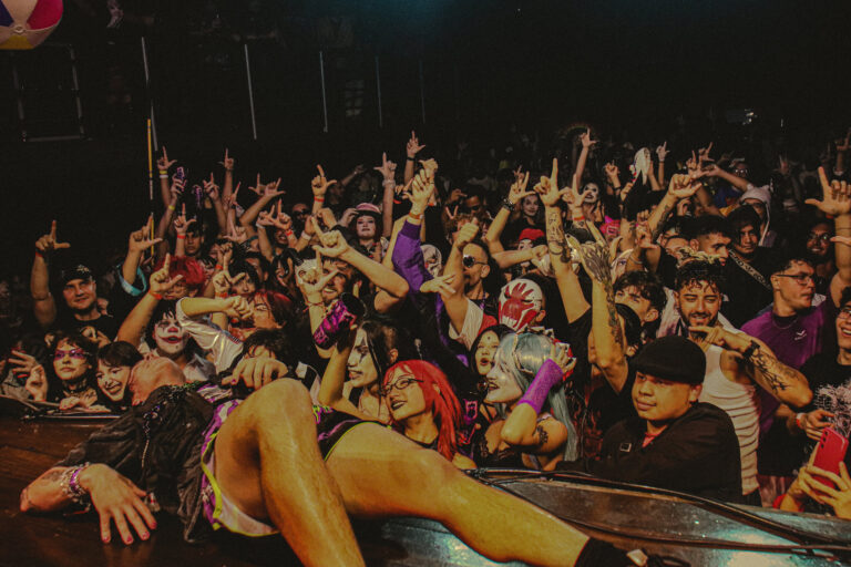 Artista deitado no palco diante da plateia — Sad Baile Joker, Halloween em São Paulo, 17/10/2026