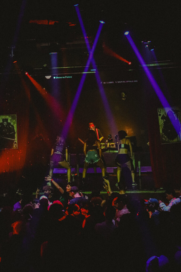 Palco visto de longe com feixes de luz roxa cruzados — Sad Baile Joker, Halloween em São Paulo, 17/10/2026