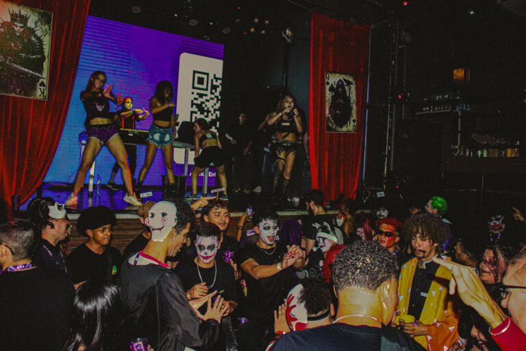 Pista cheia diante do palco com dançarinas — Sad Baile Joker, Halloween em São Paulo, 17/10/2026