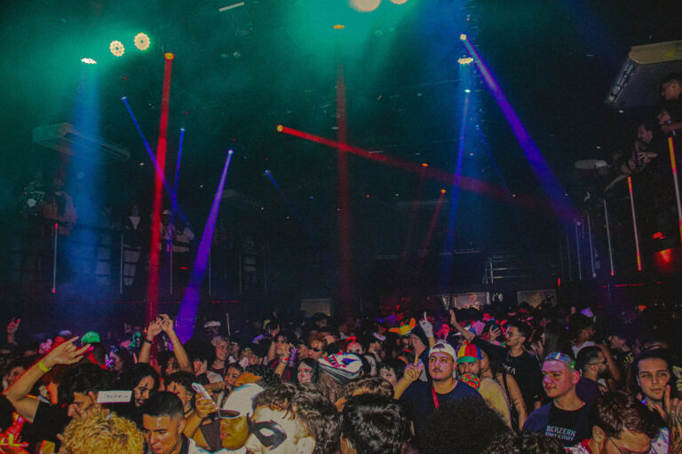 Pista lotada sob luzes verdes e azuis — Sad Baile Joker, Halloween em São Paulo, 17/10/2026