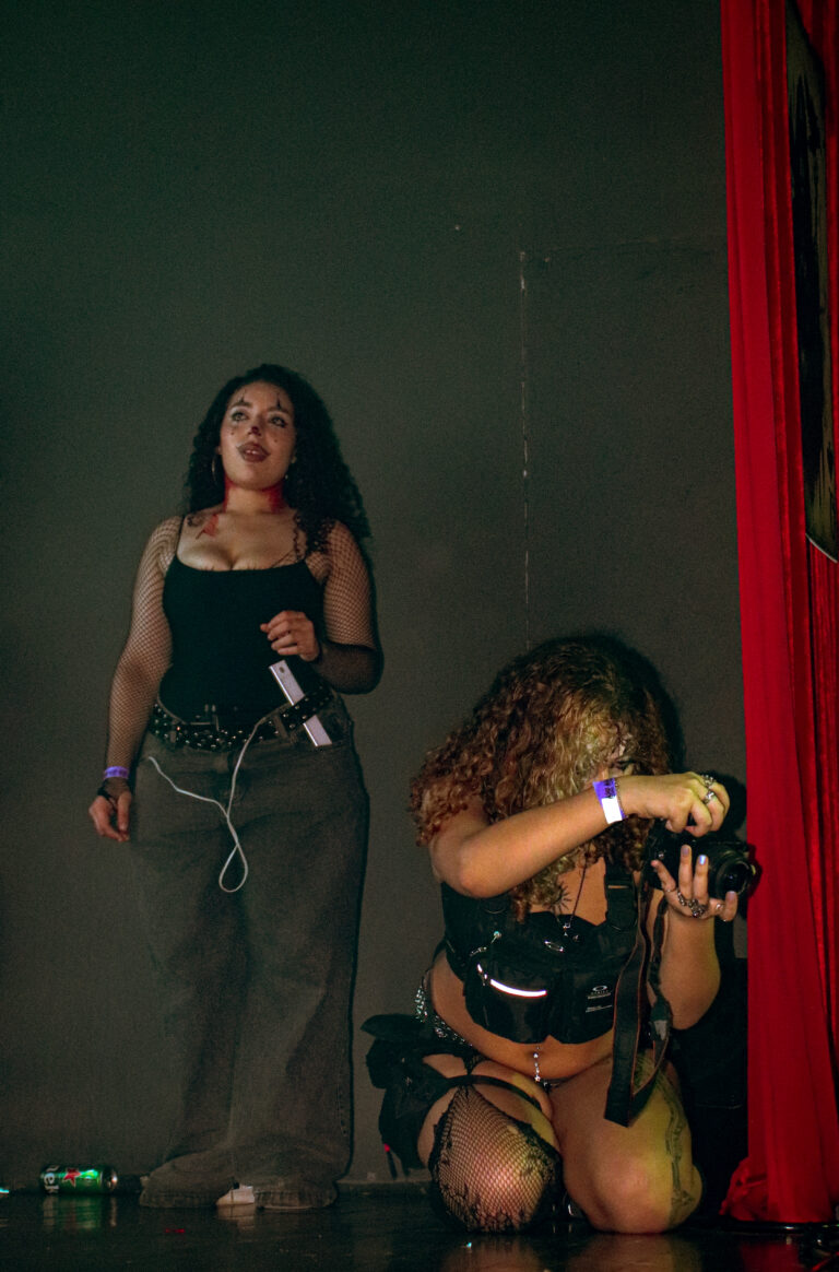 Dançarinas posam junto à cortina vermelha — Sad Baile Joker, Halloween em São Paulo, 17/10/2026
