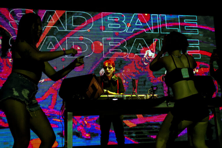 Dançarinas na frente da cabine com o telão Sad Baile — Sad Baile Joker, Halloween em São Paulo, 17/10/2026