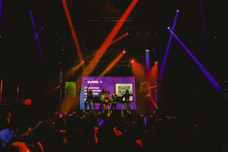 Palco ao fundo com luzes laranja e roxas — Sad Baile Joker, Halloween em São Paulo, 17/10/2026