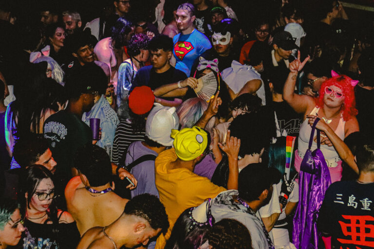 Multidão fantasiada com super-herói e perucas coloridas — Sad Baile Joker, Halloween em São Paulo, 17/10/2026