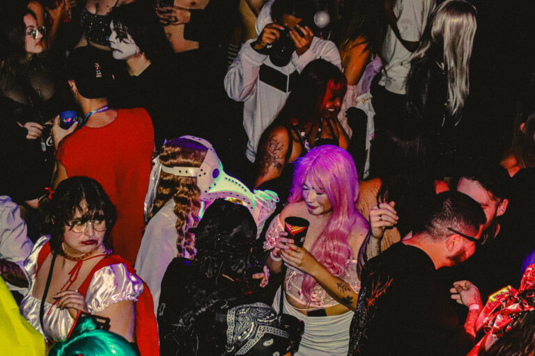 Convidados fantasiados com perucas rosa na pista — Sad Baile Joker, Halloween em São Paulo, 17/10/2026
