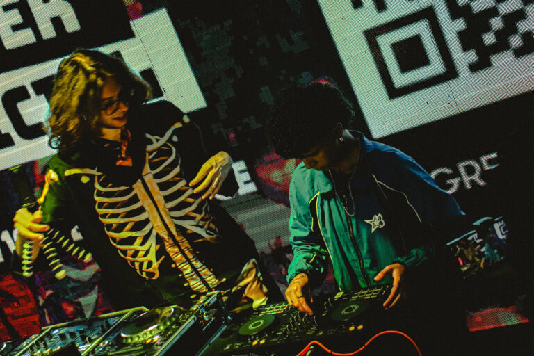 Dois DJs na cabine, um com fantasia de esqueleto — Sad Baile Joker, Halloween em São Paulo, 17/10/2026