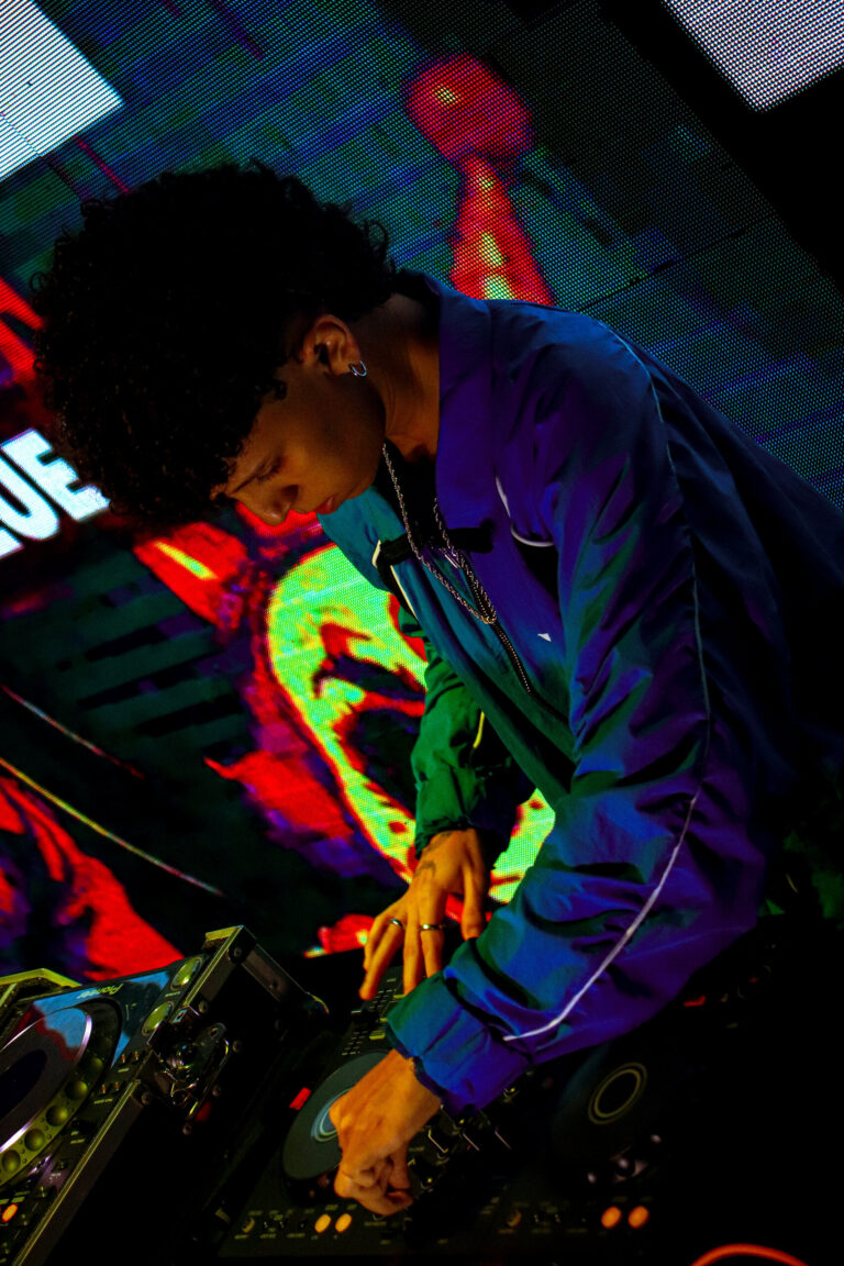 DJ de jaqueta azul visto de cima na cabine — Sad Baile Joker, Halloween em São Paulo, 17/10/2026