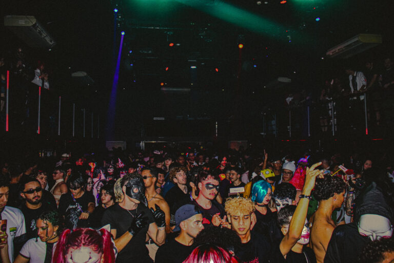Pista lotada vista do palco sob luz verde — Sad Baile Joker, Halloween em São Paulo, 17/10/2026