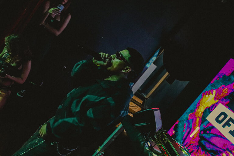 Rapper em ângulo inclinado com o telão colorido — Sad Baile Joker, Halloween em São Paulo, 17/10/2026
