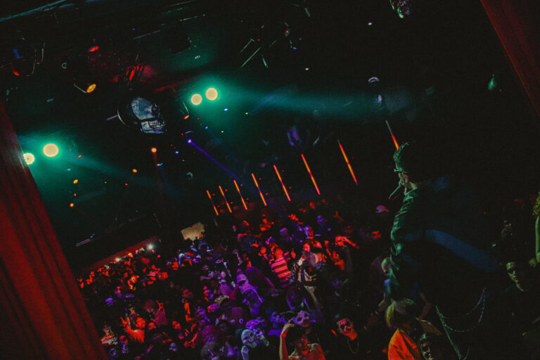Pista cheia sob luzes verdes e vermelhas — Sad Baile Joker, Halloween em São Paulo, 17/10/2026