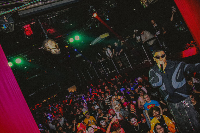 Rapper de jaqueta canta diante da pista lotada — Sad Baile Joker, Halloween em São Paulo, 17/10/2026