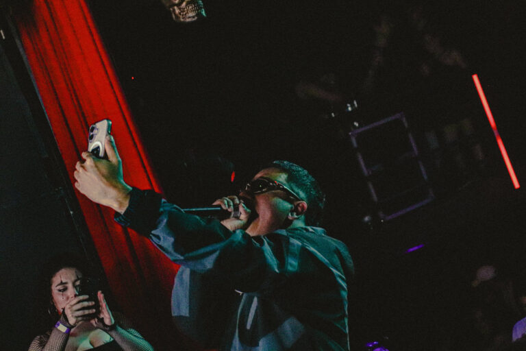 Rapper canta com o celular do público em primeiro plano — Sad Baile Joker, Halloween em São Paulo, 17/10/2026
