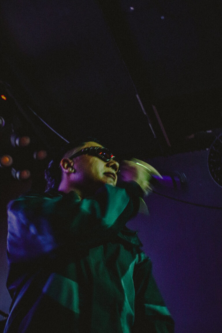 Rapper de cabelo descolorido sob luz roxa — Sad Baile Joker, Halloween em São Paulo, 17/10/2026