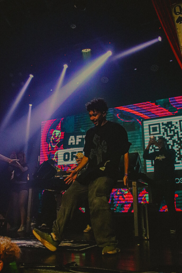 Rapper de calça larga desce do palco diante do telão — Sad Baile Joker, Halloween em São Paulo, 17/10/2026