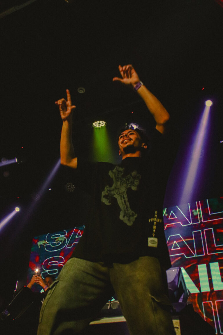 Artista de mãos erguidas diante do telão Sad Baile — Sad Baile Joker, Halloween em São Paulo, 17/10/2026