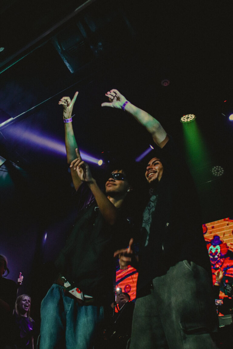 Artista dança com os braços para o alto no palco — Sad Baile Joker, Halloween em São Paulo, 17/10/2026