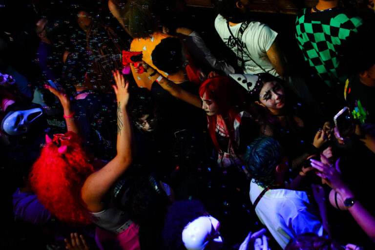 Pista vista de cima com perucas e fantasias — Sad Baile Joker, Halloween em São Paulo, 17/10/2026