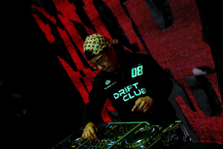 DJ de bandana na cabine com telão vermelho — Sad Baile Joker, Halloween em São Paulo, 17/10/2026