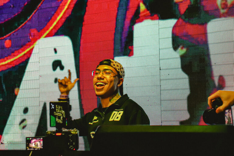 DJ de bandana dá risada diante do telão colorido — Sad Baile Joker, Halloween em São Paulo, 17/10/2026