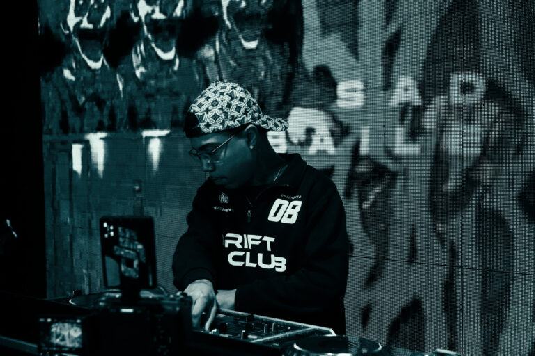 DJ de bandana em tom azulado com o letreiro Sad Baile — Sad Baile Joker, Halloween em São Paulo, 17/10/2026