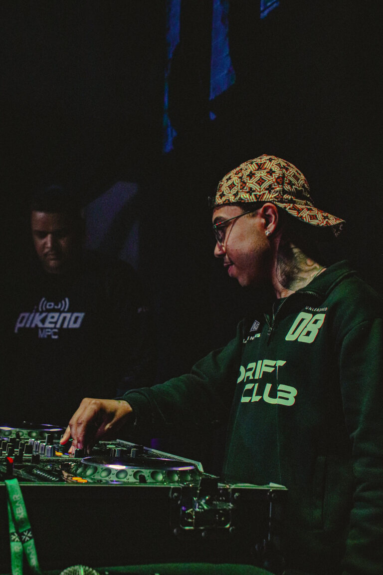 DJ de bandana concentrado na mesa de som — Sad Baile Joker, Halloween em São Paulo, 17/10/2026