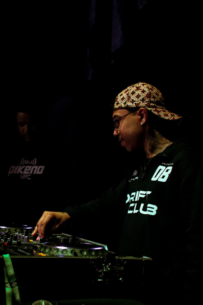 DJ de bandana de perfil na penumbra — Sad Baile Joker, Halloween em São Paulo, 17/10/2026