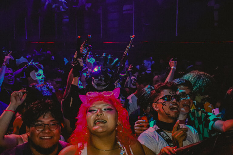 Convidada de peruca rosa sorri na pista lotada — Sad Baile Joker, Halloween em São Paulo, 17/10/2026