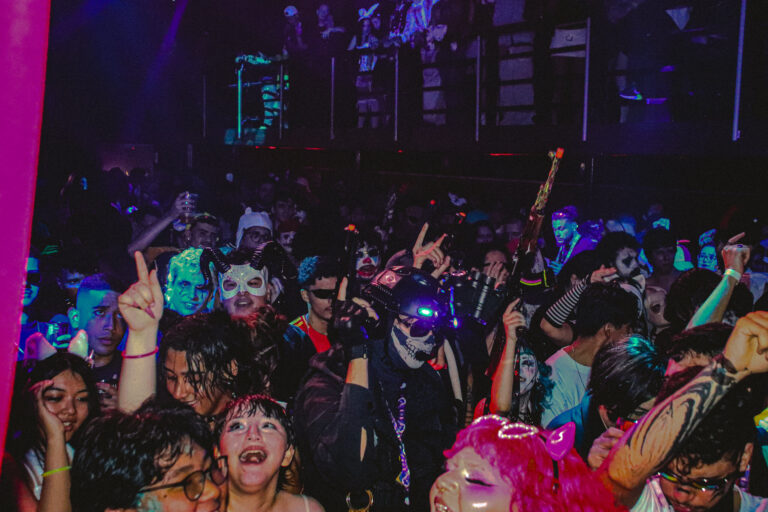 Pista lotada de fantasias sob luz roxa — Sad Baile Joker, Halloween em São Paulo, 17/10/2026