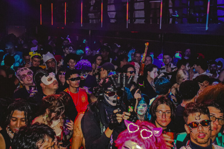 Público fantasiado com óculos de coração na pista — Sad Baile Joker, Halloween em São Paulo, 17/10/2026