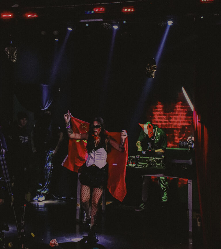 Artistas com capas vermelhas no palco — Sad Baile Joker, Halloween em São Paulo, 17/10/2026