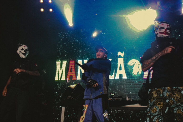 Artistas com máscara de Coringa diante do telão Mandelão — Sad Baile Joker, Halloween em São Paulo, 17/10/2026