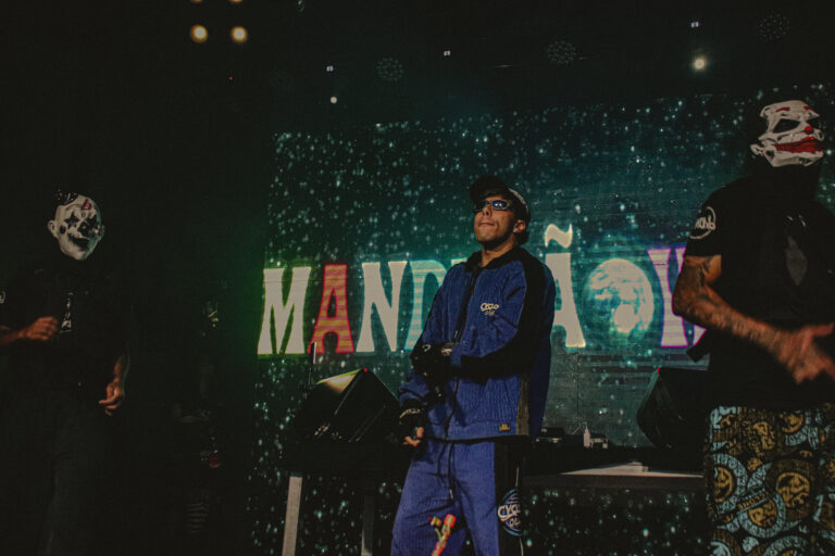 Artistas no palco diante do letreiro Mandelão colorido — Sad Baile Joker, Halloween em São Paulo, 17/10/2026