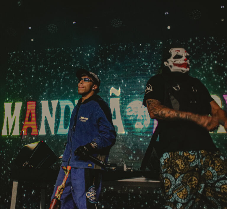 Artista de agasalho azul e mascarado de Coringa no palco — Sad Baile Joker, Halloween em São Paulo, 17/10/2026