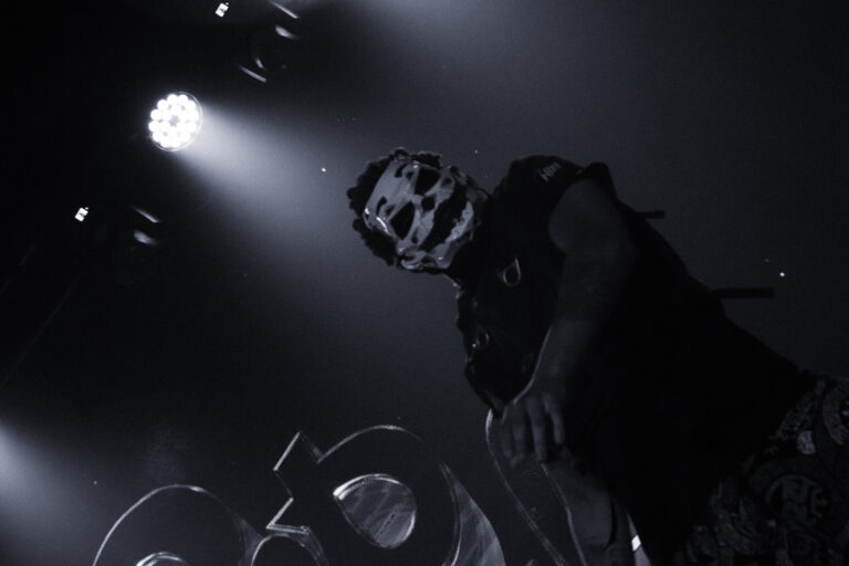 Artista mascarado em preto e branco sob refletor — Sad Baile Joker, Halloween em São Paulo, 17/10/2026
