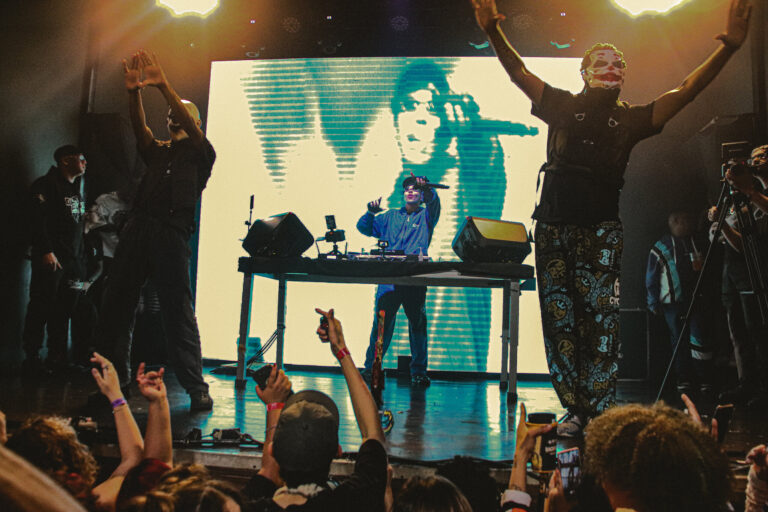 Artistas no palco diante da pista de mãos erguidas — Sad Baile Joker, Halloween em São Paulo, 17/10/2026
