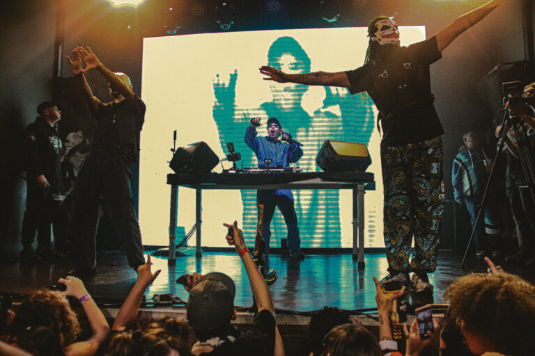 Palco com DJ e artistas mascarados diante do público — Sad Baile Joker, Halloween em São Paulo, 17/10/2026