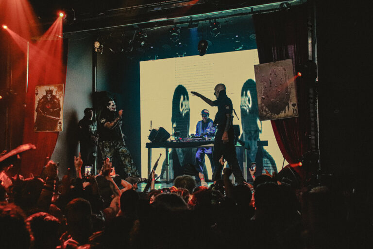 Palco visto da pista com luz vermelha — Sad Baile Joker, Halloween em São Paulo, 17/10/2026