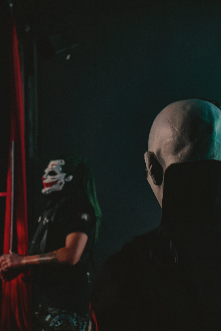 Mascarado careca e artista de Coringa no palco — Sad Baile Joker, Halloween em São Paulo, 17/10/2026