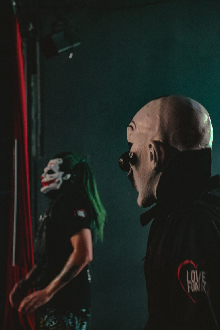 Duas máscaras de palhaço lado a lado no palco — Sad Baile Joker, Halloween em São Paulo, 17/10/2026