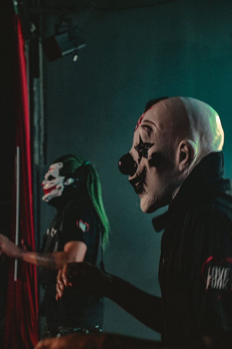 Mascarado de palhaço careca de perfil — Sad Baile Joker, Halloween em São Paulo, 17/10/2026