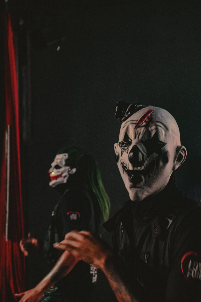 Máscara de palhaço sorridente em close — Sad Baile Joker, Halloween em São Paulo, 17/10/2026