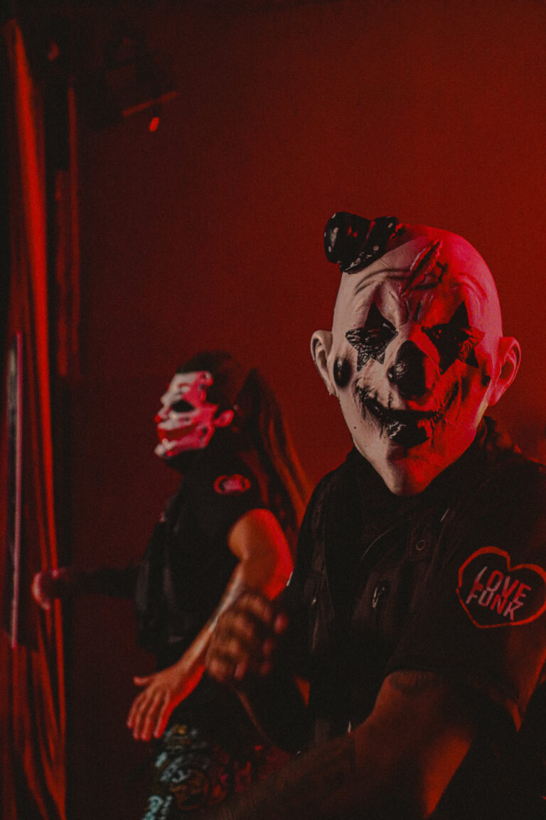 Mascarados sob luz vermelha intensa — Sad Baile Joker, Halloween em São Paulo, 17/10/2026