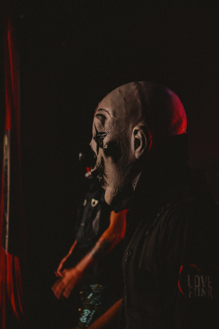 Mascarado de palhaço na penumbra — Sad Baile Joker, Halloween em São Paulo, 17/10/2026